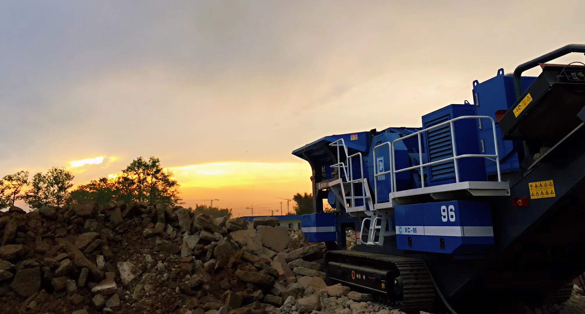 Reuse of construction waste has become a hot spot, and mobile breaking can show its skills! But do you know the difference between tyre type and track type?